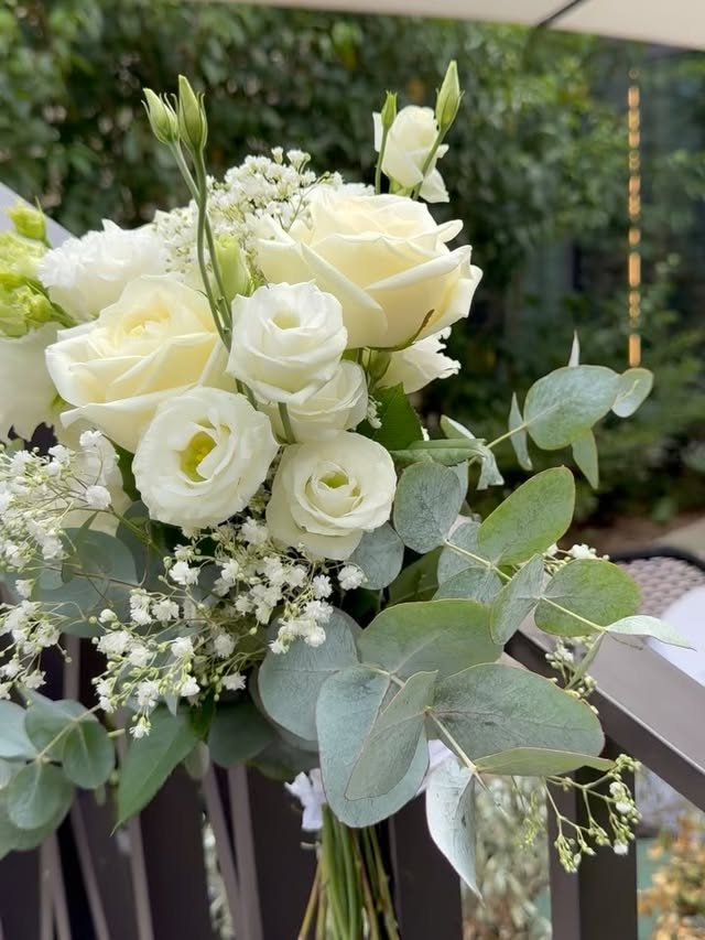 Bouquet blanc : roses, lisianthus et eucalyptus
