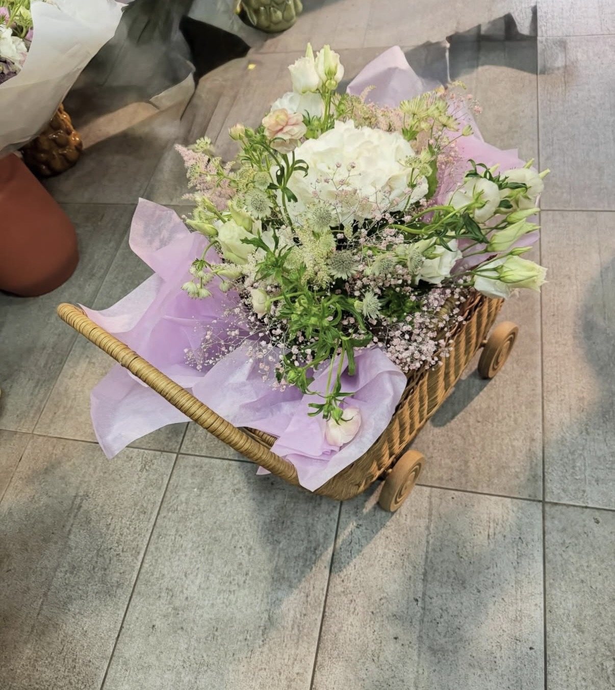 Composition blanche et mauve dans une caisse en bois