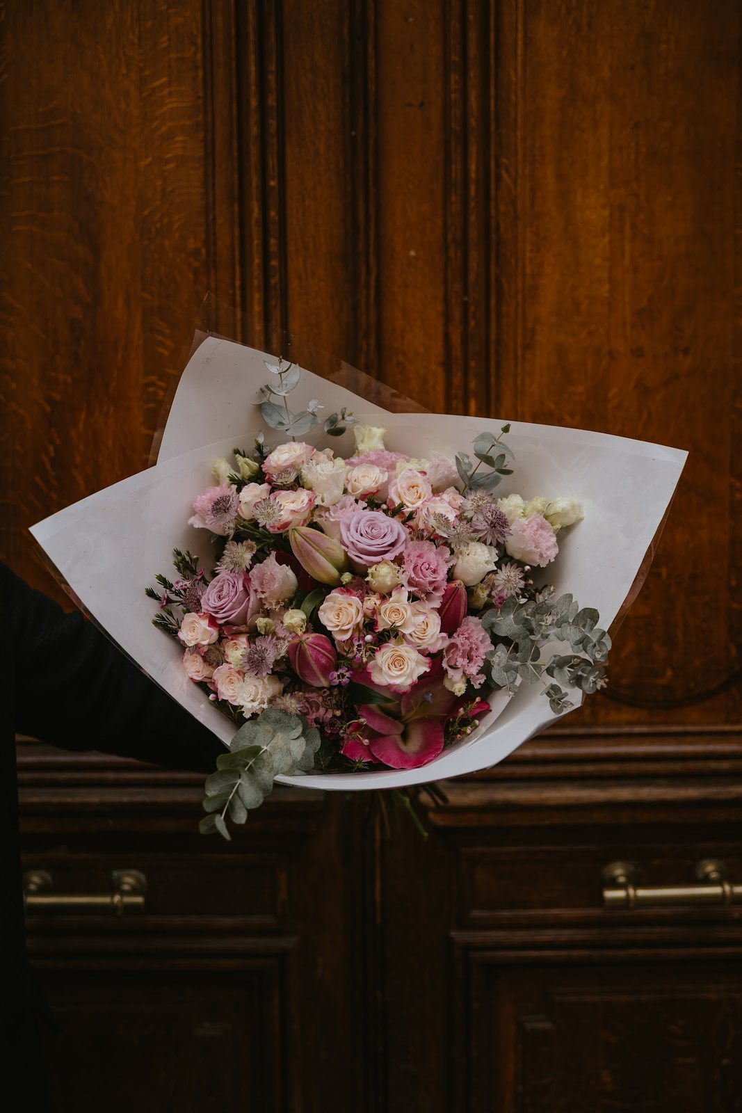 Bouquet rose et parme emballé