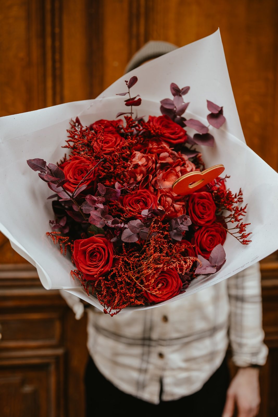 Bouquet de roses rouges et feuillages bordeaux