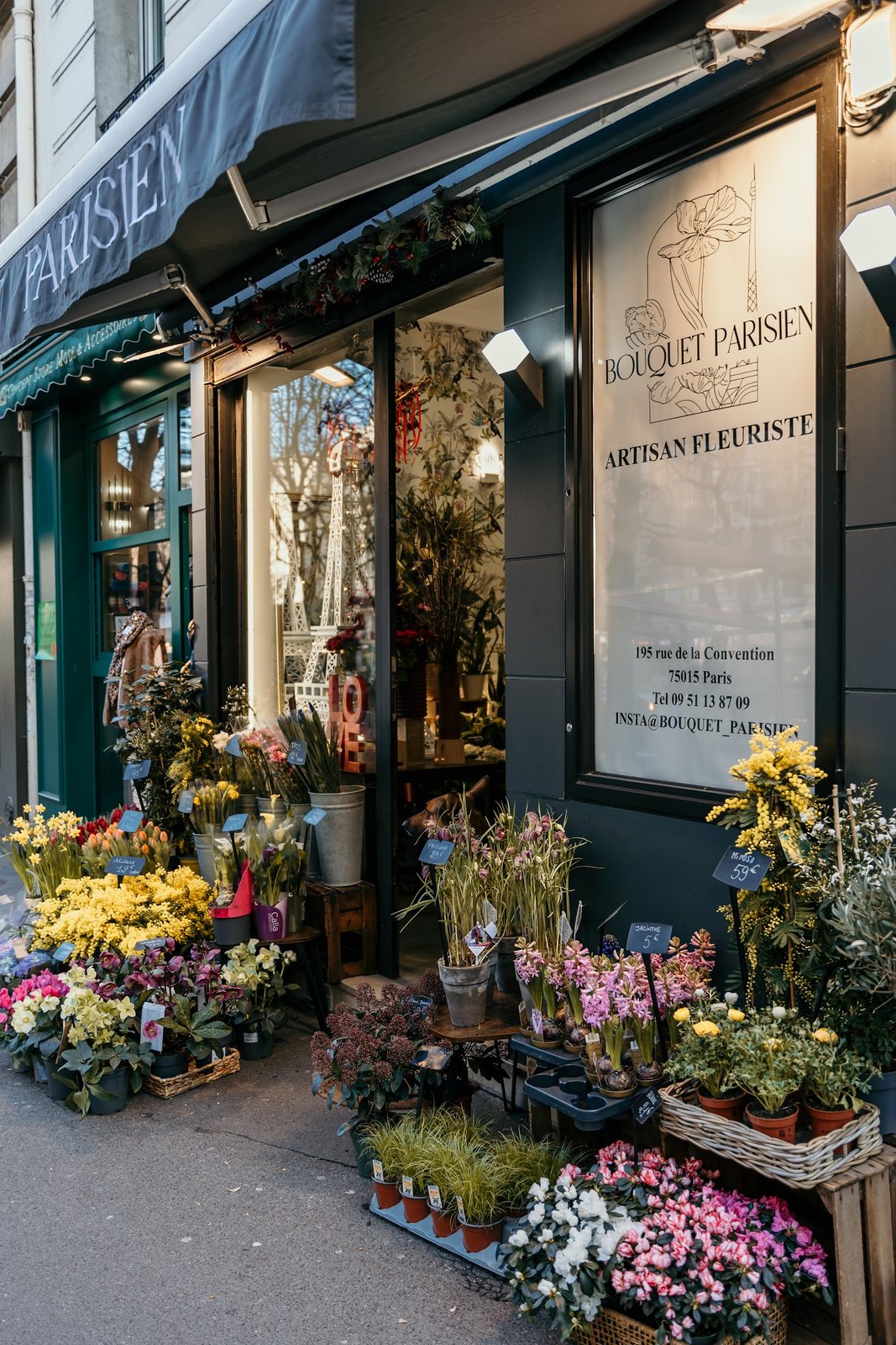 L’affiche « Artisan fleuriste » et l’étal de plantes fleuries